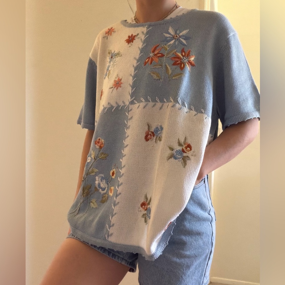 Patchwork Floral Embroidered Short-Sleeve Sweater Top - Blue / Cream